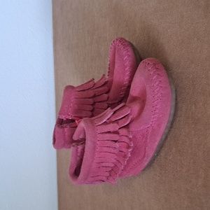 Minnetonka Moccasins pink leather  ankle fringed size 3 shoes.